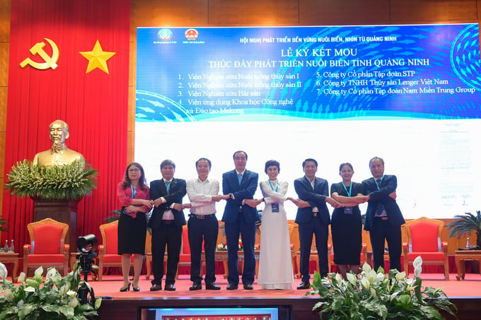 Giám đốc Sở NN-PTNT Quảng Ninh Nguyễn Minh Sơn (thứ 4 từ trái sang) bắt tay cùng 7 đơn vị để phát triển nuôi biển. Ảnh: Tùng Đinh.