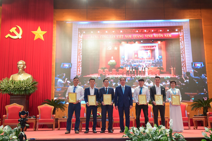 Giám đốc Sở NN-PTNT Quảng Ninh Nguyễn Minh Sơn (giữa) trao giấy phép nuôi trồng thủy sản, giao khu vực biển cho 6 đơn vị. Ảnh: Tùng Đinh.