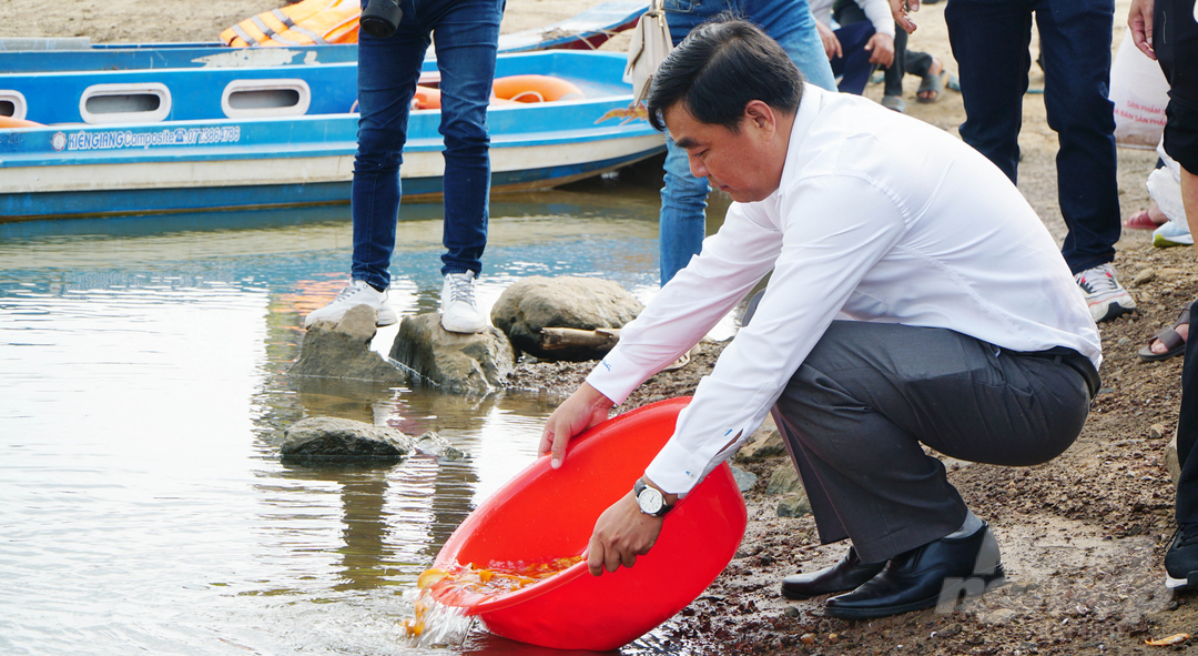 Ông Huỳnh Sơn Thái, Giám đốc Sở NN-PTNT Bà Rịa - Vũng Tàu mở đầu buổi lễ thả cá của tỉnh. Ảnh: Lê Bình.
