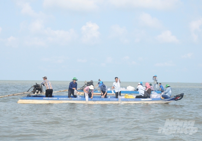 Hơn 7,2 triệu con giống thủy sản các loại đã được các công ty, cơ sở sản xuất, kinh doanh giống thủy sản thuộc 4 huyện vùng U Minh Thượng đã đóng góp để thả về tự nhiên tại vùng cửa biển Xẻo Nhàu, nhằm góp phần tái tạo nguồn lợi thủy sản. Ảnh: Trung Chánh.