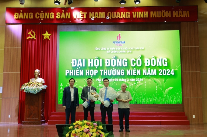 Tặng hoa chúc mừng ông Nguyễn Xuân Hòa và ông Phan Công Thành được bầu vào Hội đồng quản trị PVFCCo.