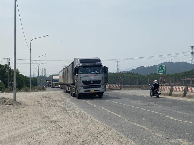 Tuyến tránh Quốc lộ 1A đoạn qua tỉnh Thừa Thiên - Huế chỉ có 2 làn xe, không có dải phân cách cứng, có nhiều nét tương đồng với cao tốc Cam Lộ - La Sơn hiện tại. Ảnh: CĐ.