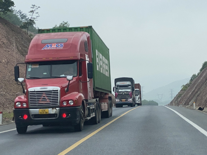 Các xe trọng tải lớn di chuyển trên cao tốc Cam Lộ La Sơn. Ảnh: CĐ.
