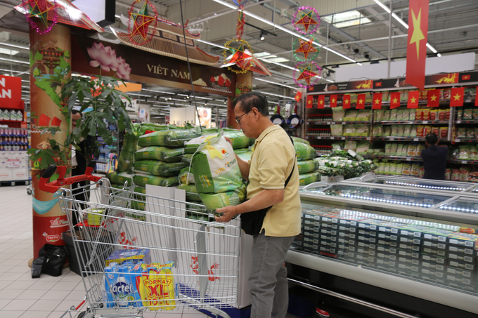 Sản phẩm 'Cơm ViệtNam Rice' được bày bán tại siêu thị Carrefour, Pháp.