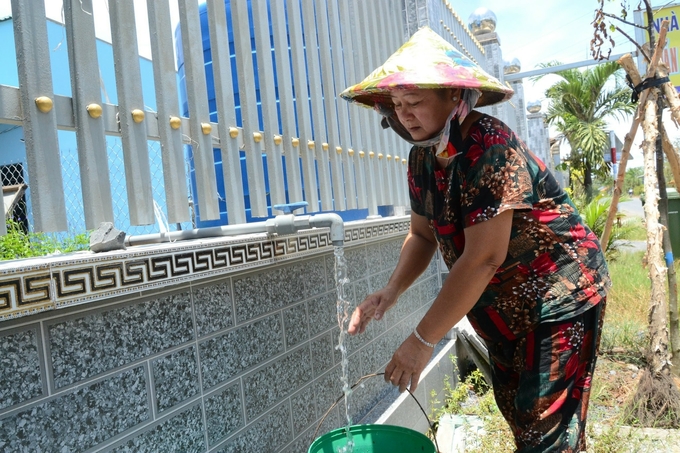 Người dân nhận nước miễn phí tại các vòi công cộng do Công ty Cấp nước Tiền Giang mở. Ảnh: Minh Đảm.