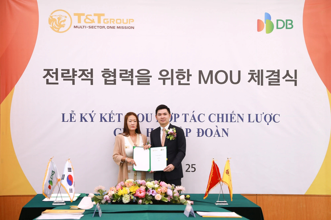 Bà Kim Ju Won, Phó Chủ tịch DB Group và ông Đỗ Vinh Quang, Phó Chủ tịch T&T Group trao đổi thỏa thuận hợp tác chiến lược giữa 2 tập đoàn. Ảnh: T&T Group.