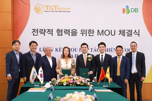 Bà Kim Ju Won, Phó Chủ tịch DB Group và ông Đỗ Vinh Quang, Phó Chủ tịch T&T Group trao đổi thỏa thuận hợp tác chiến lược với sự chứng kiến của lãnh đạo 2 tập đoàn. Ảnh: T&T Group.