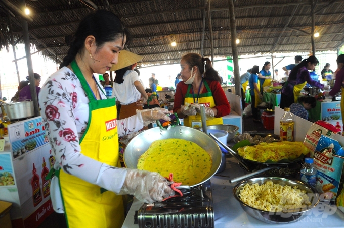 Sau 10 năm tổ chức, Lễ hội Bánh dân gian Nam bộ nhận được sự quan tâm của người dân và du khách trong và ngoài nước đến với TP Cần Thơ. Ảnh: Kim Anh.