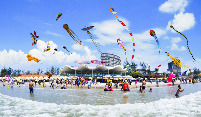 Dịp nghỉ lễ 30/4 và 1/5 năm nay, Bà Rịa - Vũng Tàu tổ chức lễ hội diều với nhiều cánh diều khổng lồ và nhiều hoạt động thể thao như Flyboard, phao chuối, mô tô nước (Jetski).