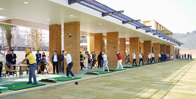 Các đại biểu, khách mời phát bóng ghi dấu ấn nhân sự kiện khánh thành Học viện T&T Golf Academy. Ảnh: T&T Group.
