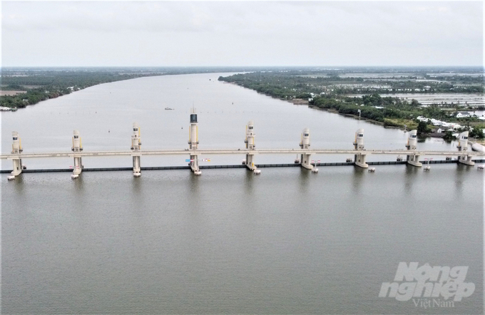 Hệ thống thủy lợi Cái Lớn, Cái Bé sẽ được đóng hoàn toàn để ngăn các đợt triều cường trong tháng 4 đẩy nước biển lấn sâu vào nội đồng, làm độ mặn tăng cao. Ảnh: Trung Chánh.