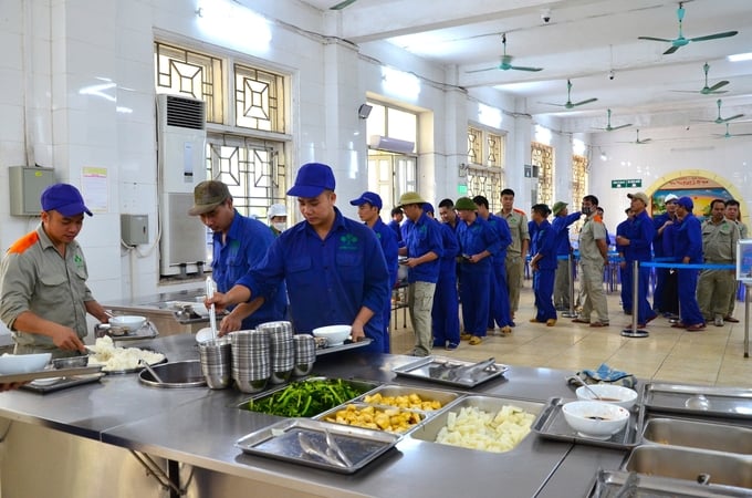 Bữa ăn ca của người lao động tại Lâm Thao. Ảnh: Dương Đình Tường.