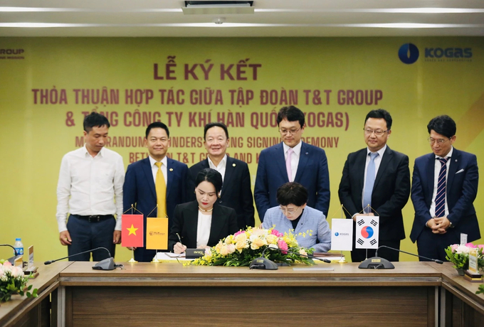 Bà Nguyễn Thị Thanh Bình, Phó tổng giám đốc T&T Group (bên trái) và bà Choi Yeon Hye (bên phải), Tổng giám đốc KOGAS ký thỏa thuận hợp tác. Ảnh: T&T Group.