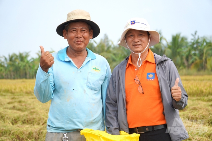 Công ty Cổ phần GFA hướng dẫn quy trình kỹ thuật sử dụng phân hữu cơ Matsuda Organic đến nông dân. Ảnh: NA.