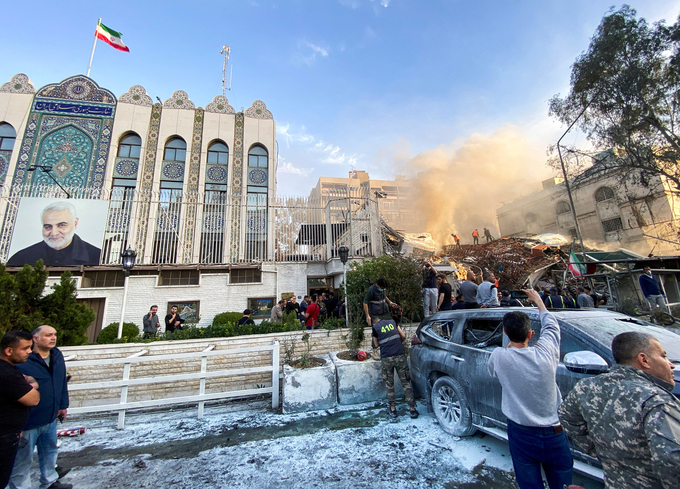 Tòa nhà lãnh sự cạnh đại sứ quán Iran tại Syria bị đánh sập sau đòn không kích được cho là của Israel hôm 1/4. Ảnh: Reuters.