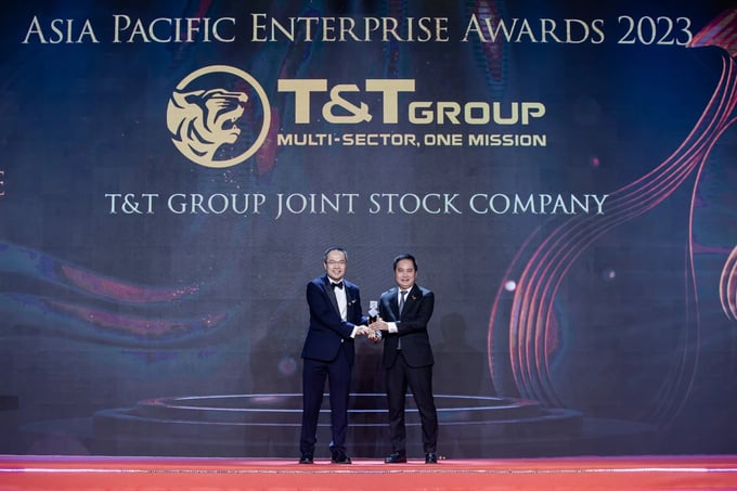 Ông Mai Xuân Sơn, Tổng giám đốc T&T Group đại diện tập đoàn nhận giải thưởng 'Doanh nghiệp xuất sắc châu Á 2023'.  Ảnh: T&T Group.