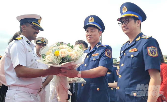 Thiếu tướng Ngô Bình Minh (giữa), Tư lệnh Vùng Cảnh sát biển 3 tặng hoa chúc mừng Ngài Sudhir Ravindran - trưởng đoàn lực lượng Bảo vệ bờ biển Ấn Độ. Ảnh: Đức Định.