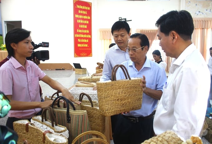 Sản phẩm thủ công mỹ nghệ đan từ cọng lục bình được công ty Ecoka trưng bày, giới thiệu tại hội nghị. Ảnh: Trung Chánh.