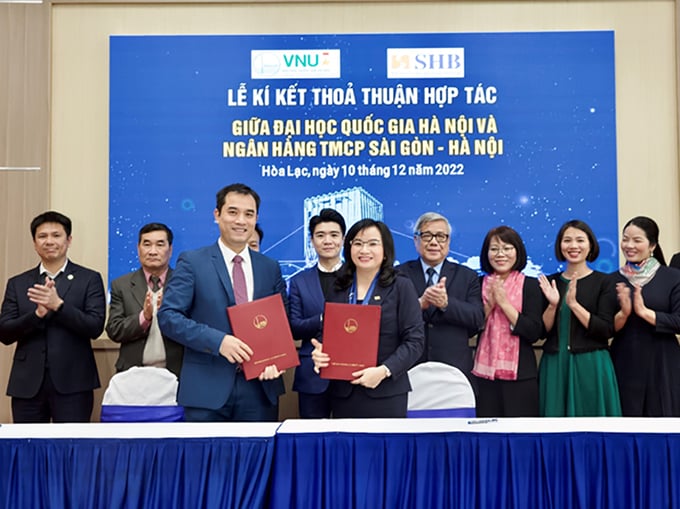 Lãnh đạo Ngân hàng SHB (bên phải) và lãnh đạo ĐHQG Hà Nội trao thỏa thuận hợp tác phát triển các dự án giáo dục chất lượng cao. Ảnh: T&T Group.