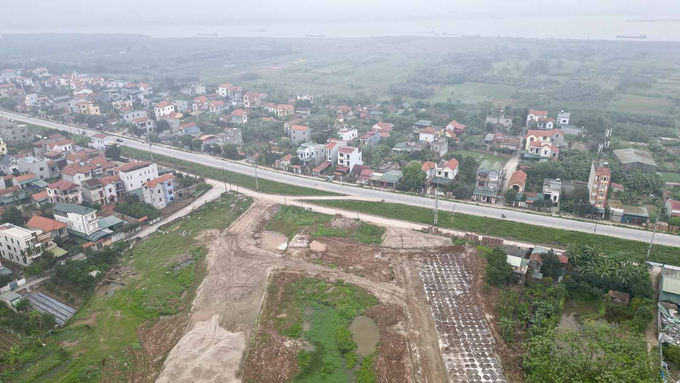 Một góc khu dân cư ở xã Hồng Hà, huyện Đan Phượng chưa bàn giao mặt bằng cho dự án. Ảnh: Hữu Chánh.