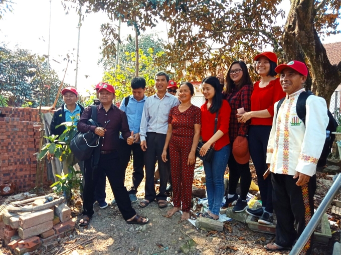 Đoàn khách Myanmar đến tham quan vườn vú sữa của ông Cường. Ảnh: Nhân vật cung cấp.