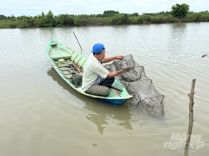 Mô hình nuôi 4 trong 1 gồm: tôm, cua, cá, sò huyết cho thu nhập cao. Ảnh: Trọng Linh.