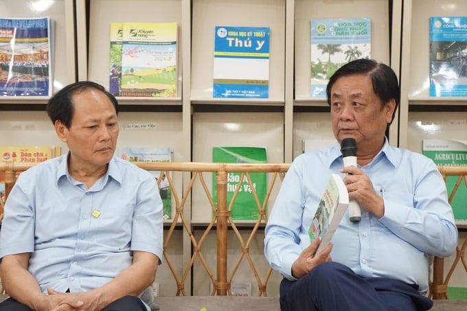 Bộ trưởng Lê Minh Hoan (ảnh phải) chia sẻ tại Toạ đàm Sách, xanh và số. Ảnh: Thảo Phương.