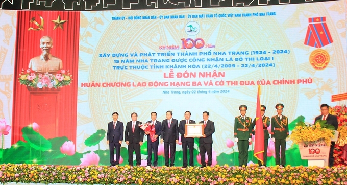 Phó Chủ tịch Thường trực Quốc hội Trần Thanh Mẫn trao Huân chương Lao động Hạng 3 của Chủ tịch nước cho TP Nha Trang. Ảnh: PC.