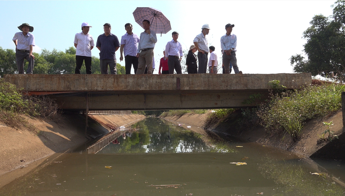 Đoàn công tác huyện Bù Đốp kiểm tra đầu vào tuyến kênh nội đồng vừa hoàn thành. Ảnh: BD.