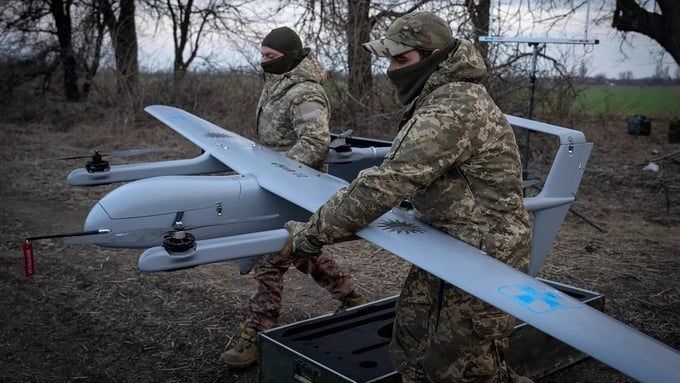 Các binh sĩ Ukraine thuộc lữ đoàn cơ giới số 22 chuẩn bị xuất kích UAV tầm trung Poseidon H10 gần Bakhmut, vùng Donetsk. Ảnh: AP.