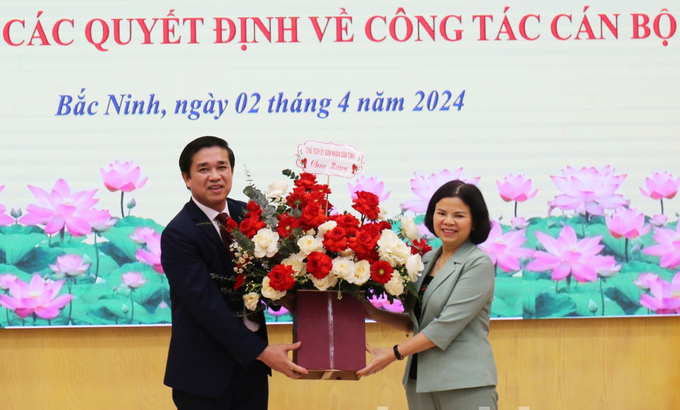 Chủ tịch UBND tỉnh Nguyễn Hương Giang tặng hoa chúc mừng tân Giám đốc Trung tâm Hành chính công tỉnh Lê Đức Kỳ.