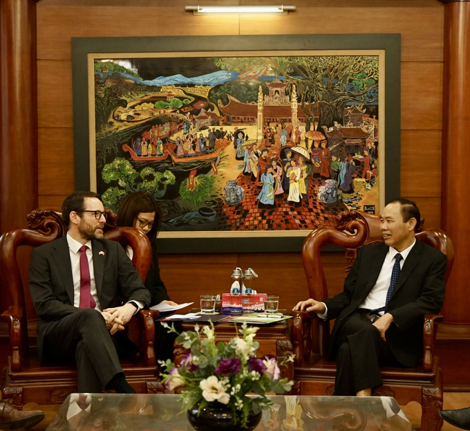 Deputy Minister of Agriculture and Rural Development Phung Duc Tien met and worked with UK Ambassador to Vietnam Iain Frew. Photo: Linh Linh.