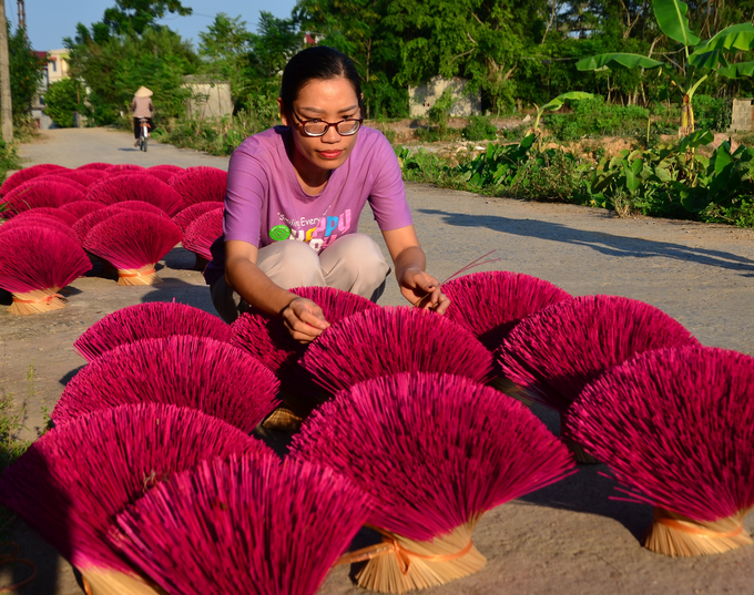 Nghề sản xuất tăm ở Quảng Phú Cầu. Ảnh: TL.