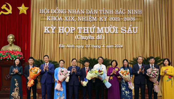 Lãnh đạo tỉnh tặng hoa chúc mừng các đồng chí được miễn nhiệm và bầu bổ sung trong Kỳ họp thứ 16 (chuyên đề) của HĐND tỉnh Bắc Ninh khóa XIX.