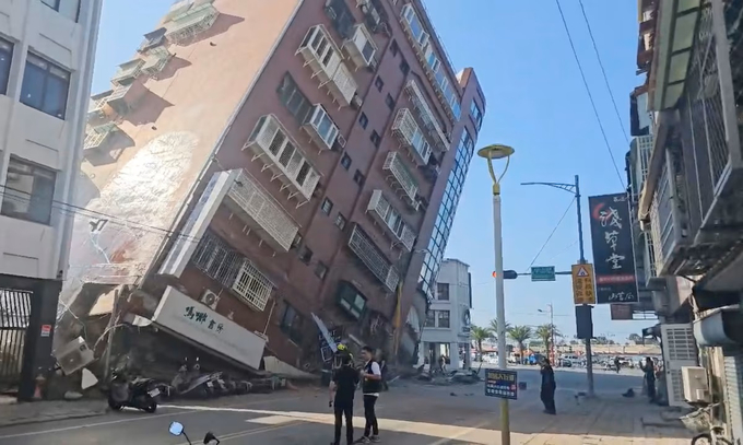 Một tòa nhà bị đổ ở huyện Hoa Liên, miền đông Đài Loan sau trận động đất mạnh 7,2 độ sáng 3/4. Ảnh: AP.