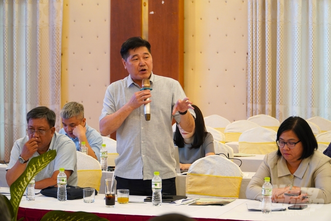 Ông Lê Quốc Thanh, Giám đốc Trung tâm Khuyến nông Quốc gia (đứng) phát biểu tại hội nghị. Ảnh: Kim Anh.