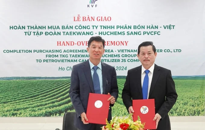 Mr Le Ngoc Minh Tri, Deputy General Director of PVCFC and Chairman of the KVF Board of Directors (right) and Mr. Kim Kwang Chul, General Director of KVF performed the handover signing. Photo: PVCFC.