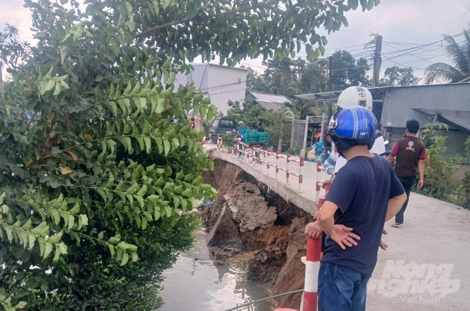 Sạt lở khiến đoạn đường giao thông nông thôn dài 25m ở quận Ô Môn bị uy hiếp. Ảnh: PH.