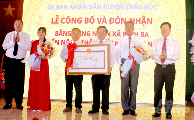 Lãnh đạo UBND huyện Châu Đức trao chứng nhận xã Bình Ba đạt chuẩn nông thôn mới kiểu mẫu.