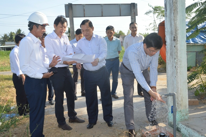 Chủ tịch UBND tỉnh Tiền Giang Nguyễn Văn Vĩnh (thứ 3 từ trái sang) kiểm tra công tác cấp nước sinh hoạt cho người dân tại các huyện phía Đông. Ảnh: Minh Đảm.