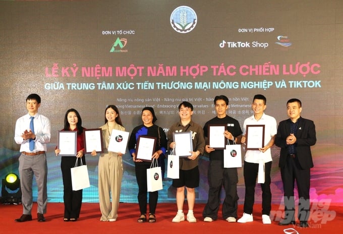 Honouring units and individuals with achievements in promotional campaigns on the TikTok platform. Photo: Trung Quan. 