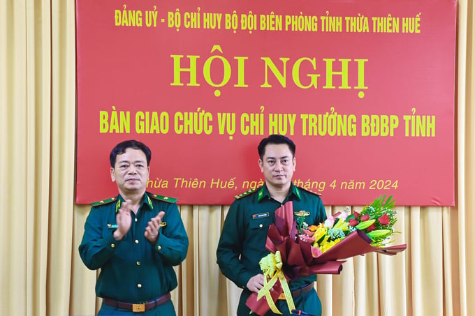 Tân Chỉ huy trưởng Bộ đội Biên phòng tỉnh Thừa Thiên - Huế Thượng tá Hoàng Minh Hùng nhận hoa chúc mừng. Ảnh: BPH.