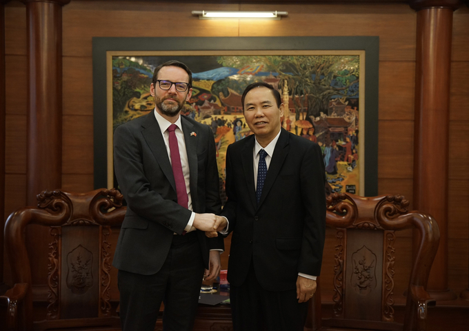 Thứ trưởng Bộ NN-PTNT Phùng Đức Tiến tiếp và làm việc với Đại sứ Vương quốc Anh tại Việt Nam Iain Frew tại Bộ NN-PTNT sáng 3/4. Ảnh: Linh Linh.