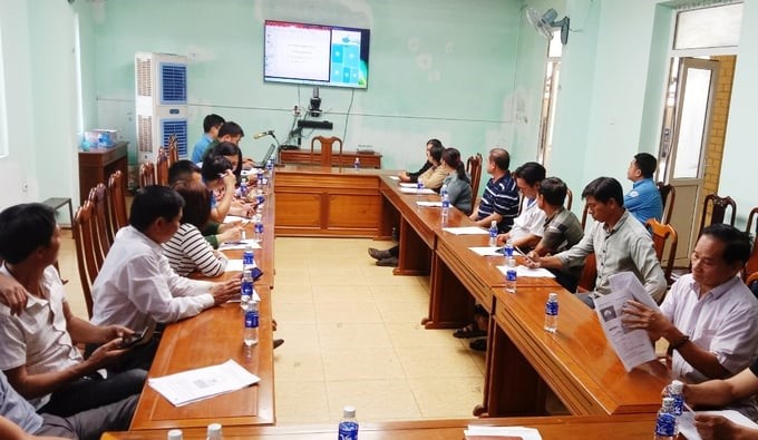 The Ha Tinh Fishing Port Management Board provides training on deploying an electronic seafood traceability software system for fishermen. Photo: Thanh Nga.