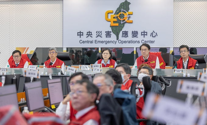 Lãnh đạo Đài Loan Thái Anh Văn họp với các quan chức tại Trung tâm Ứng phó Thảm họa về tình hình trận động đất và chỉ đạo cứu hộ hôm 3/4. Ảnh: Anadolu.