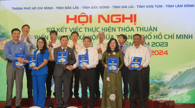 Dịp này, trao biên bản hợp tác giữa 5 bệnh viện của TP.HCM và các tỉnh vùng Tây Nguyên; giữa 4 quận của TP.HCM và 5 huyện của 5 tỉnh vùng Tây Nguyên. Ảnh: Nguyễn Thủy.