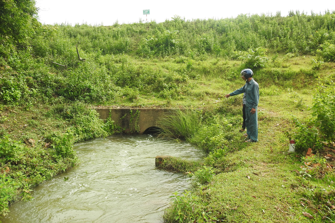 Các hồ chứa nhỏ trên địa bàn huyện Hương Khê đang lên lịch tưới luân phiên nhằm chắt chiu nguồn nước cho vụ hè thu. Ảnh: Thanh Nga.