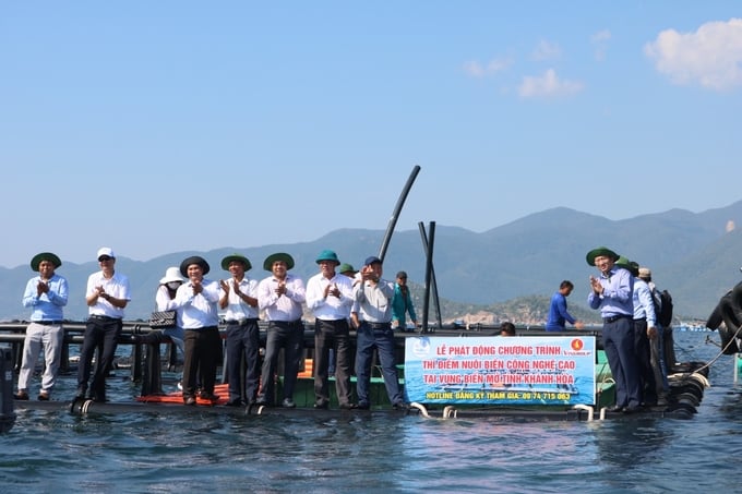 Secretary of the Khanh Hoa Provincial Party Committee Nguyen Hai Ninh (far right) observing the launch ceremony for the high-tech open sea mariculture pilot program. Photo: Kim So.