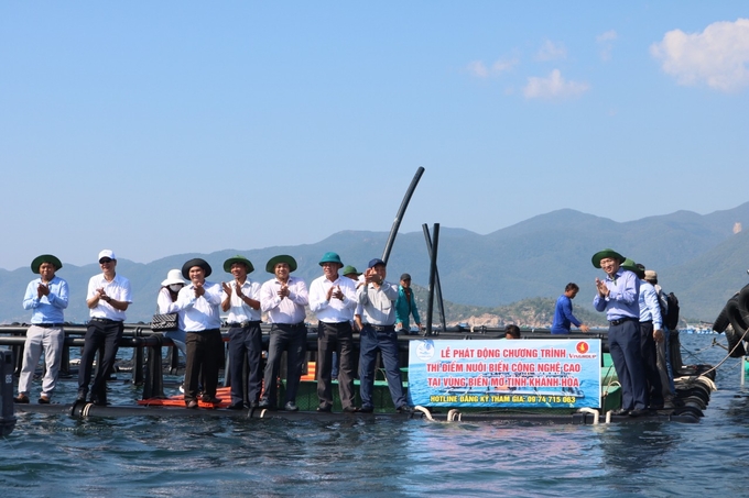 Bí thư Tỉnh ủy Khánh Hòa Nguyễn Hải Ninh (ngoài cùng bên phải) - trong lễ phát động thí điểm nuôi biển công nghệ cao vùng biển mở. Ảnh: Kim Sơ. 