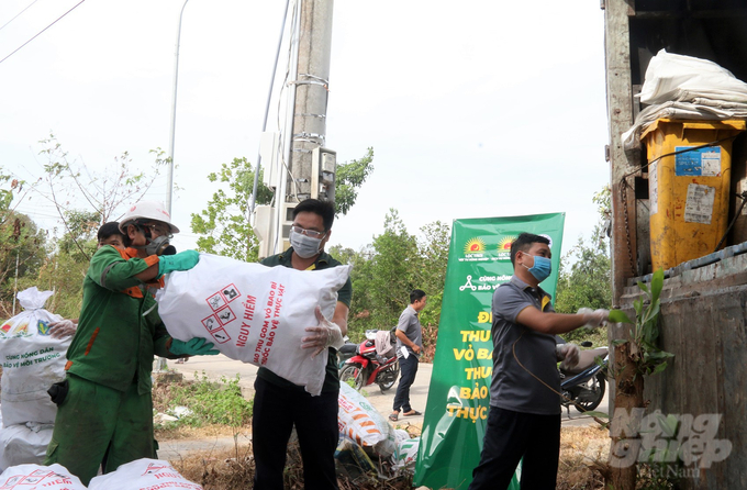 Hoạt động sản xuất lúa của nông dân Kiên Giang mỗi năm làm phát sinh hơn 750 tấn bao gói thuốc BVTV sau sử dụng nhưng chỉ có số lượng rất ít được thu gom, tiêu hủy theo quy định. Ảnh: Trung Chánh.